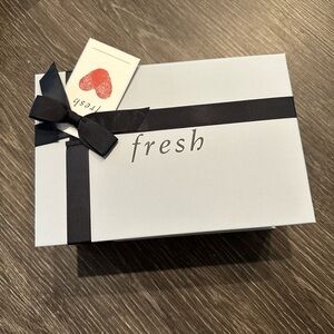 Offers welcome! BRAND NEW Fresh gift box with ribbon 🎀 & card, included.